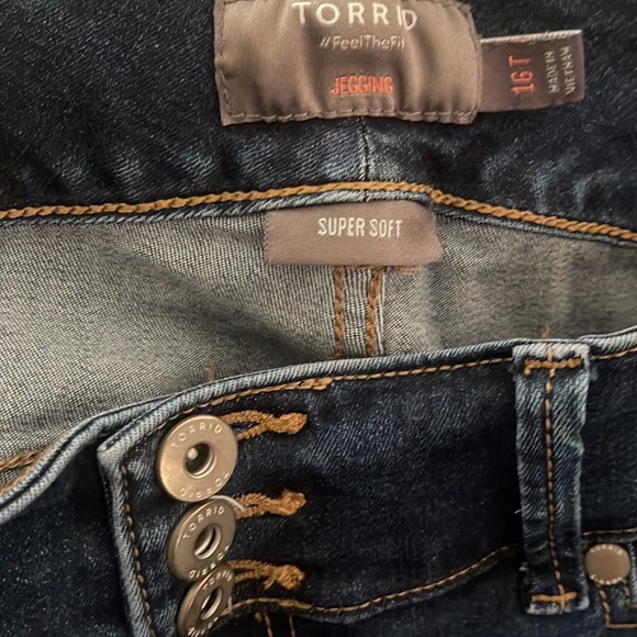 Torrid distressed super soft jegging size 16 tall like new - Picture 3 of 3